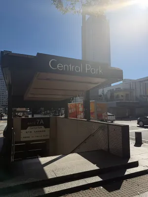 地下鉄栄駅の7A出口。「Central Park」の屋根がある出入口