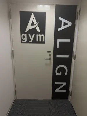 「A gym」と「ALIGN」の看板があるALIGNのドア