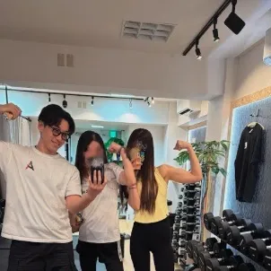 お客様2人とトレーナーの3人で撮った一枚